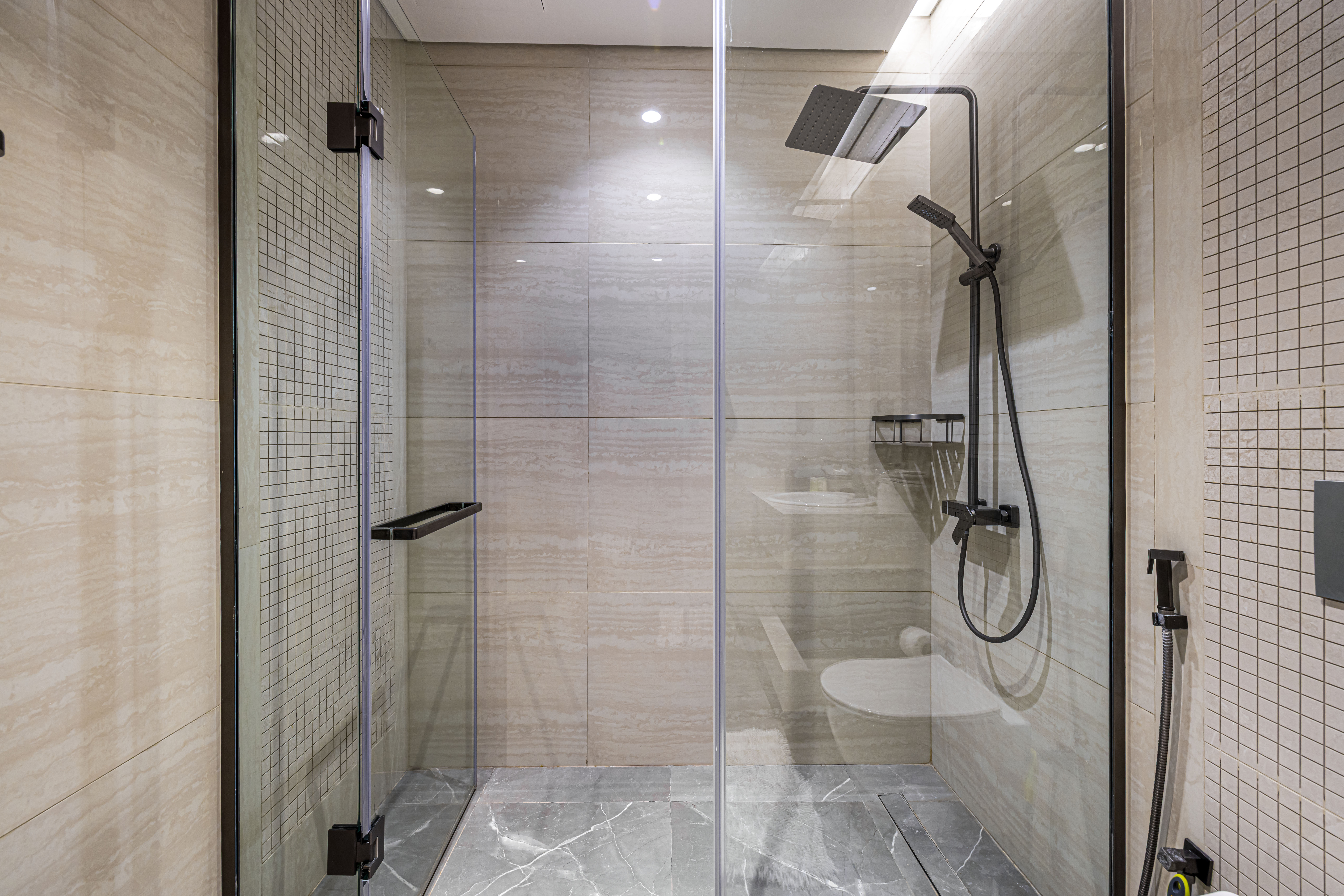 2 Bedrooms Apartment in Nobles Tower