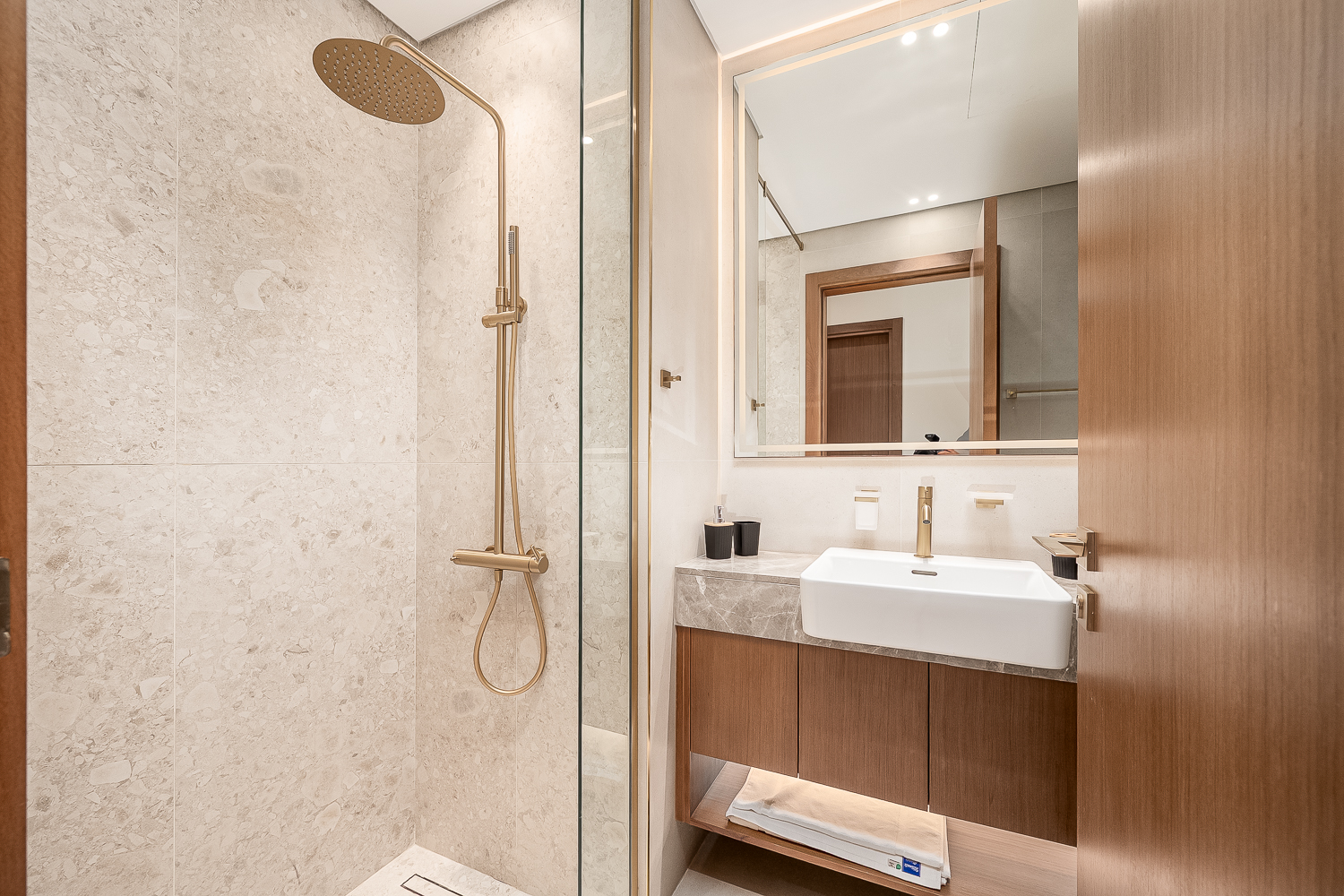 2 Bedrooms Apartment in Trillionaire Residences