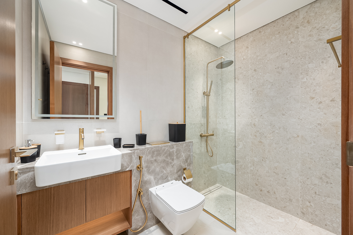 2 Bedrooms Apartment in Trillionaire Residences