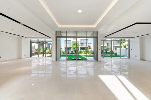 5 Bedrooms Villa in Golf Place 2