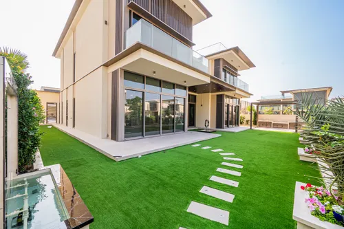 5 Bedrooms Villa in Golf Place 2