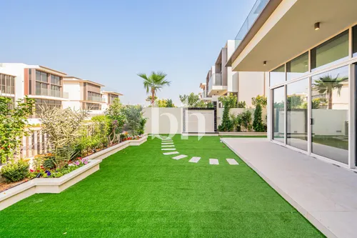 Exclusive I Corner Huge Plot I Park Facing