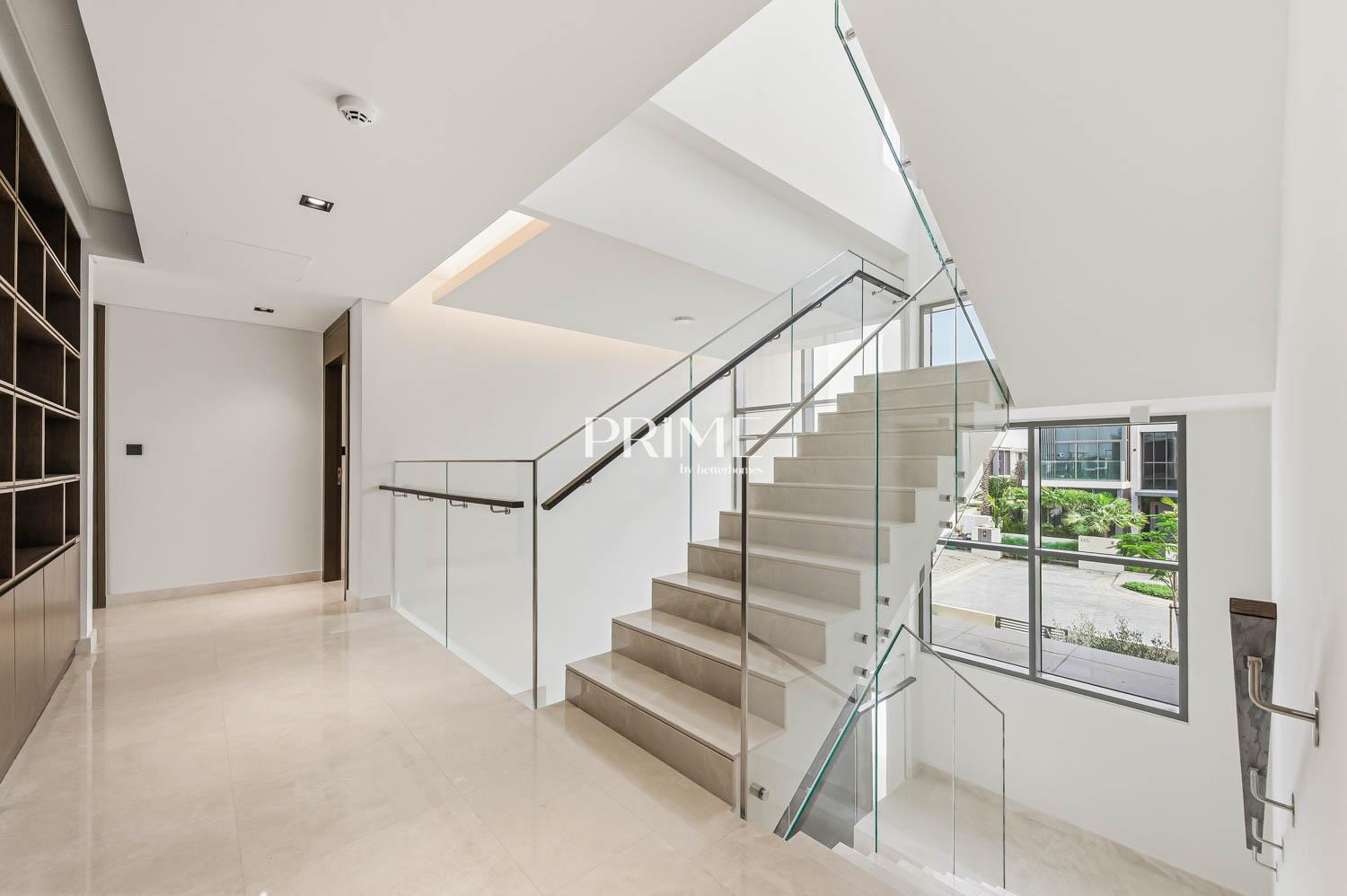 5 Bedrooms Villa in Golf Place 2