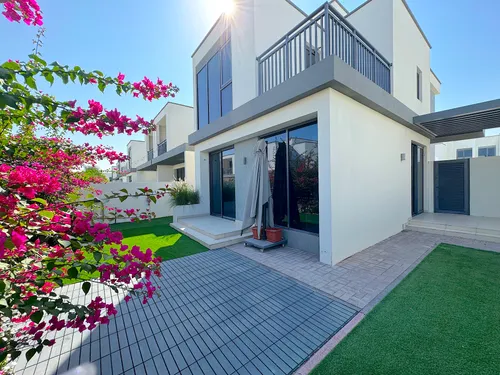 4 Bedrooms Townhouse in Maple 3