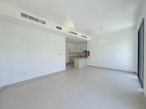 4 Bedrooms Townhouse in Maple 3