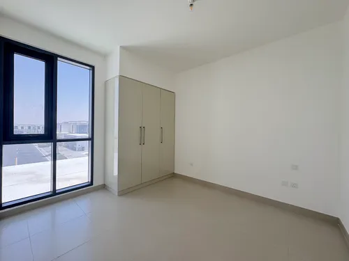 4 Bedrooms Townhouse in Maple 3