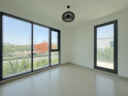 4 Bedrooms Townhouse in Maple 3