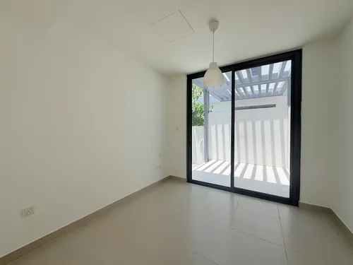 4 Bedrooms Townhouse in Maple 3