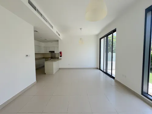 4 Bedrooms Townhouse in Maple 3