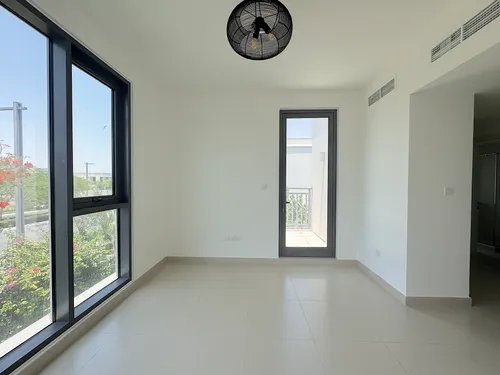 4 Bedrooms Townhouse in Maple 3