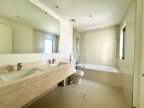 4 Bedrooms Townhouse in Maple 3