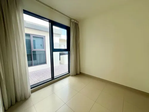 4 Bedrooms Townhouse in Maple 3