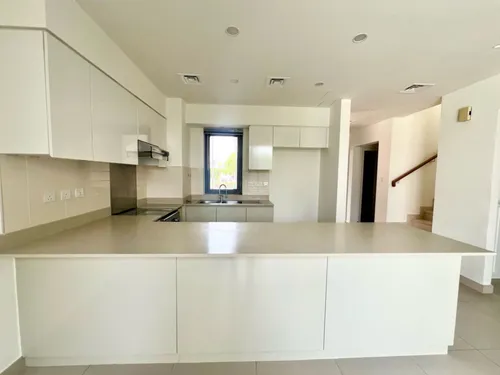 4 Bedrooms Townhouse in Maple 3