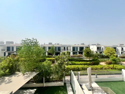 4 Bedrooms Townhouse in Maple 3