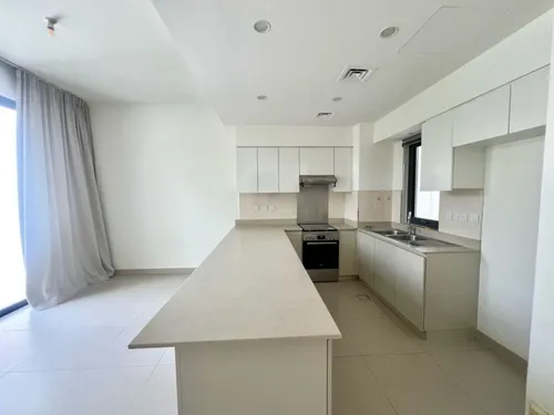 4 Bedrooms Townhouse in Maple 3