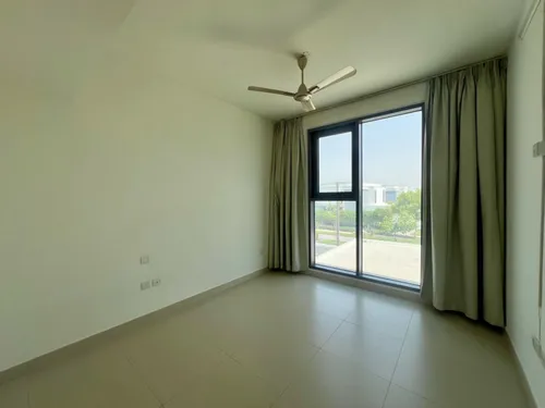 4 Bedrooms Townhouse in Maple 3