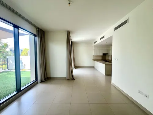 4 Bedrooms Townhouse in Maple 3