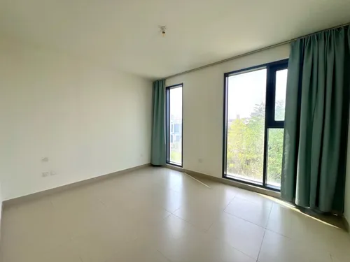 4 Bedrooms Townhouse in Maple 3