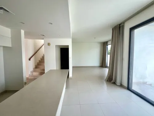 4 Bedrooms Townhouse in Maple 3