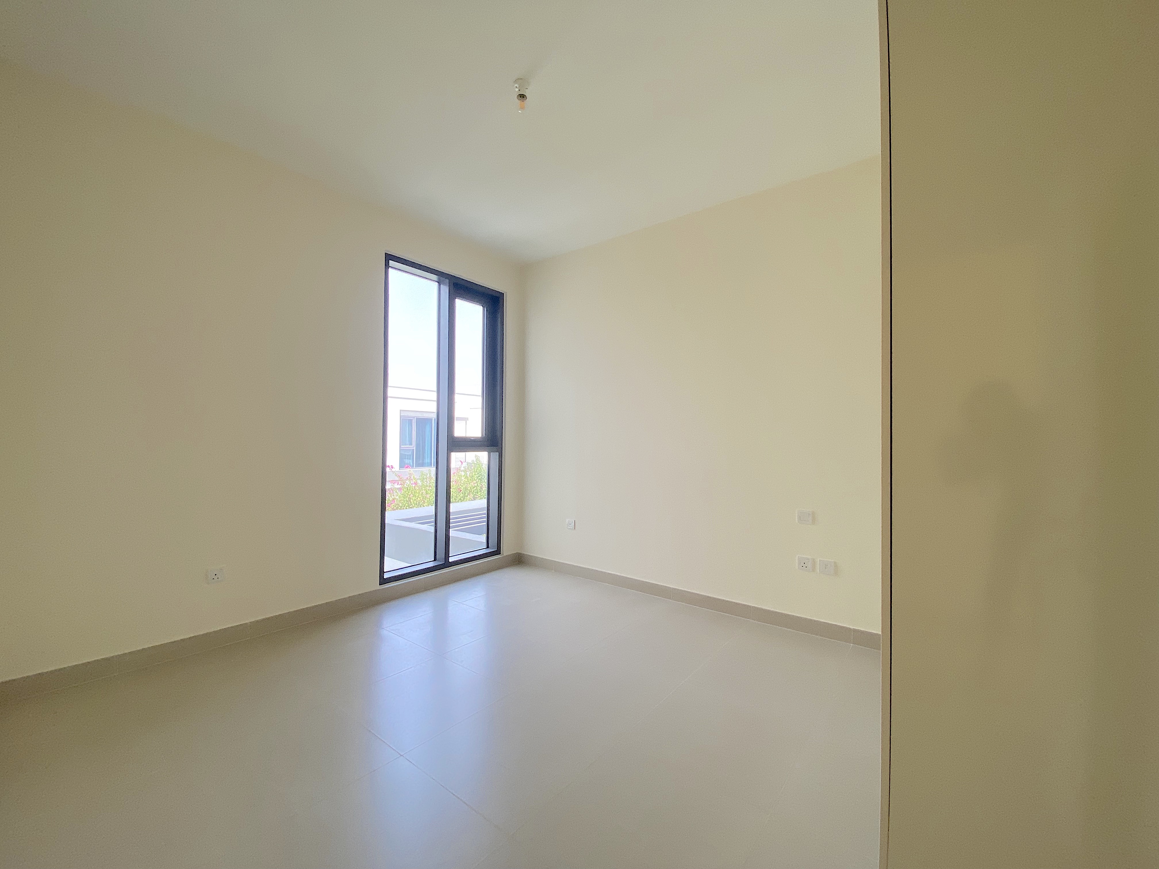 4 Bedrooms Townhouse in Maple 3