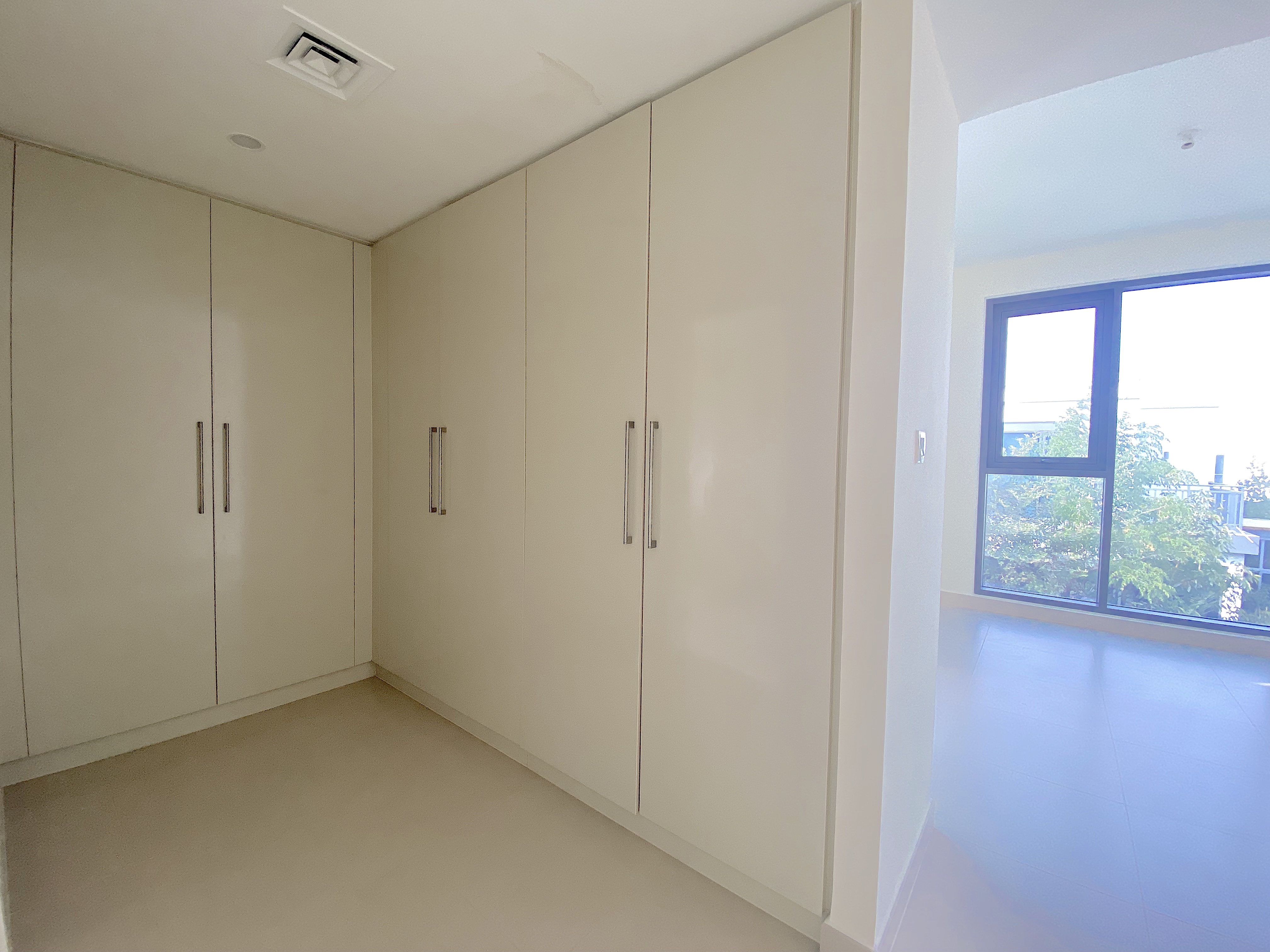 4 Bedrooms Townhouse in Maple 3