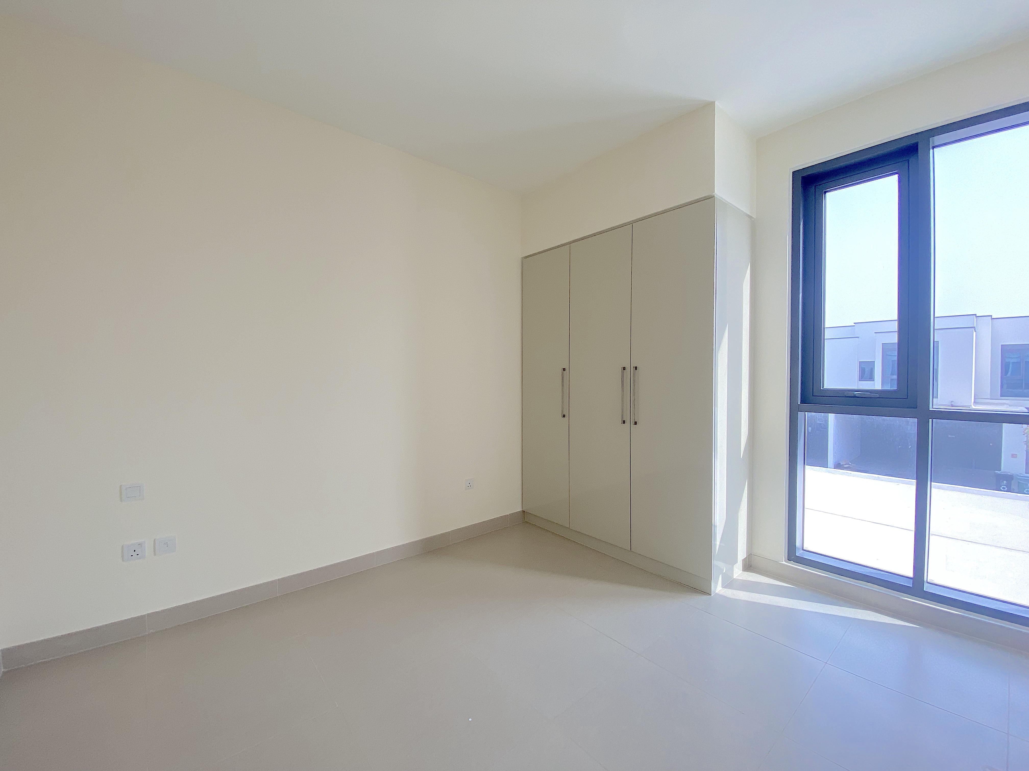 4 Bedrooms Townhouse in Maple 3