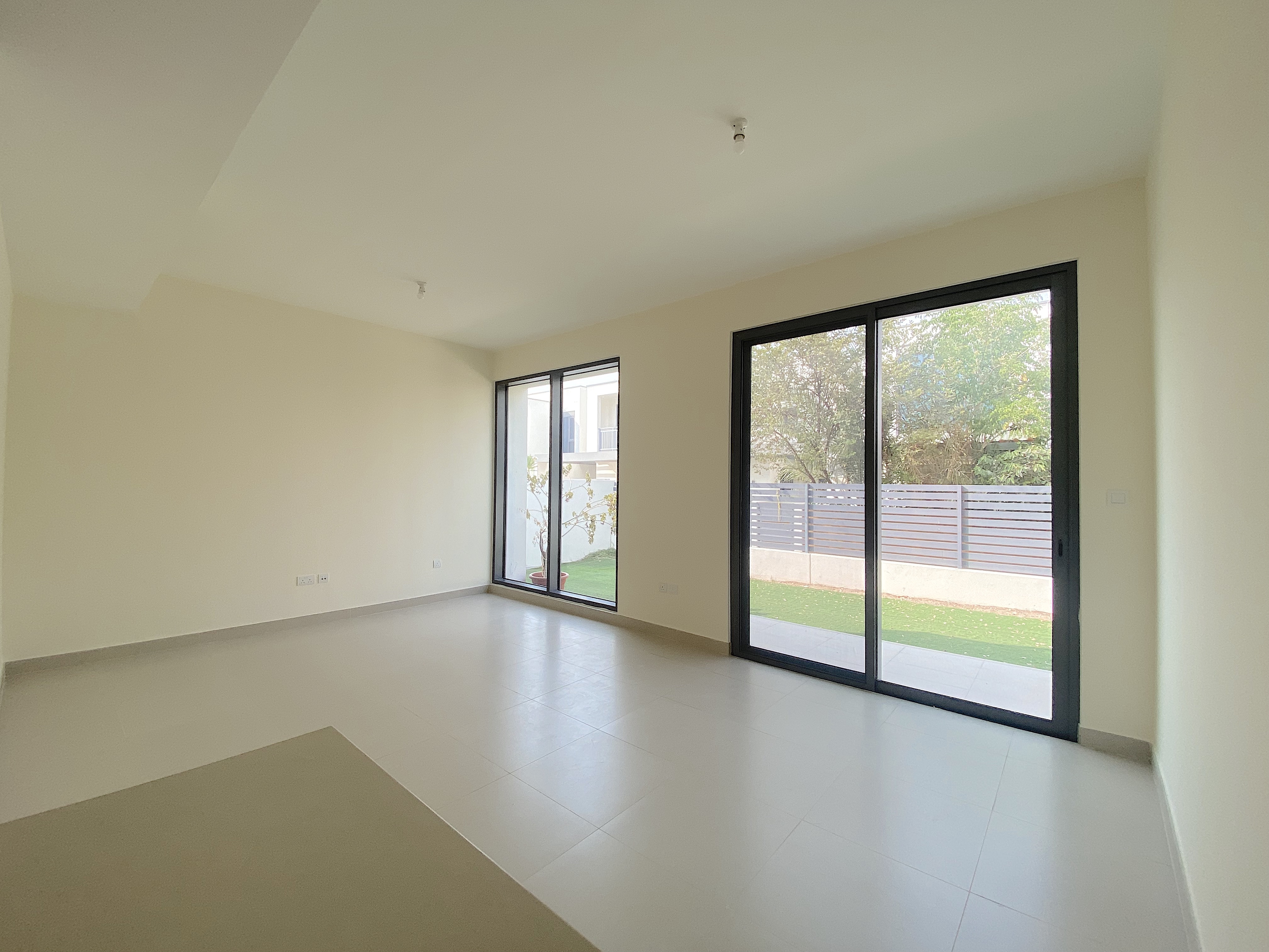 4 Bedrooms Townhouse in Maple 3