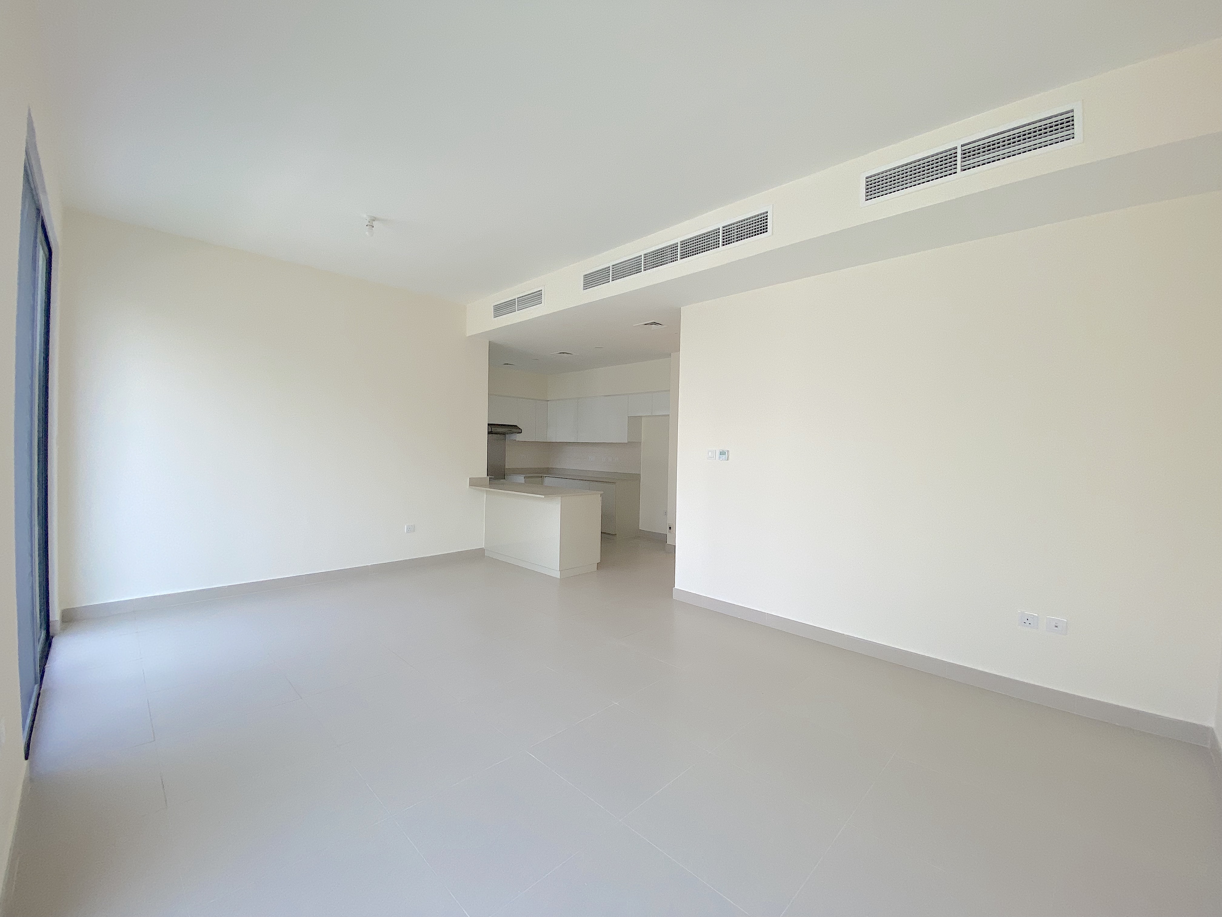 4 Bedrooms Townhouse in Maple 3