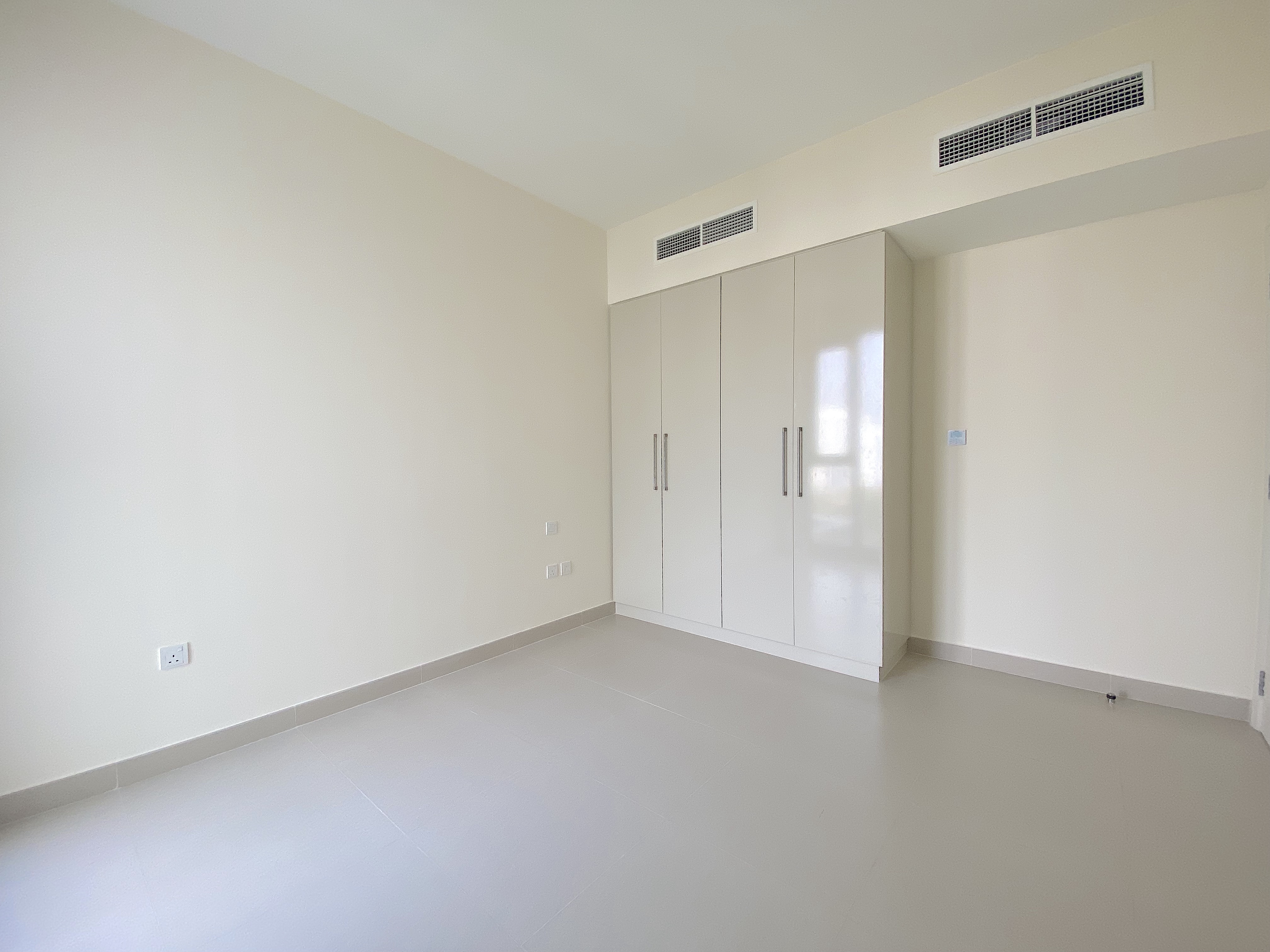 4 Bedrooms Townhouse in Maple 3