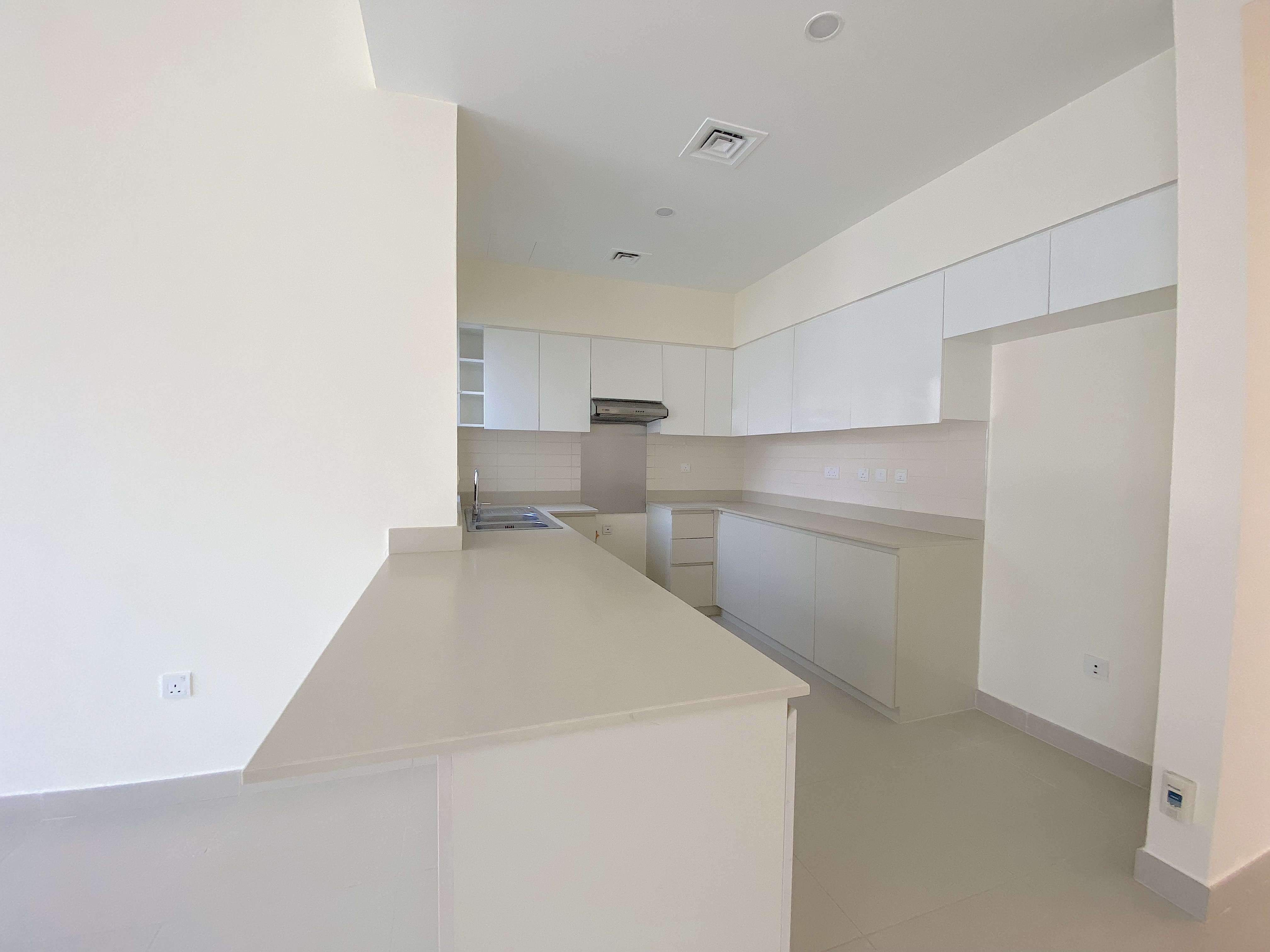 4 Bedrooms Townhouse in Maple 3