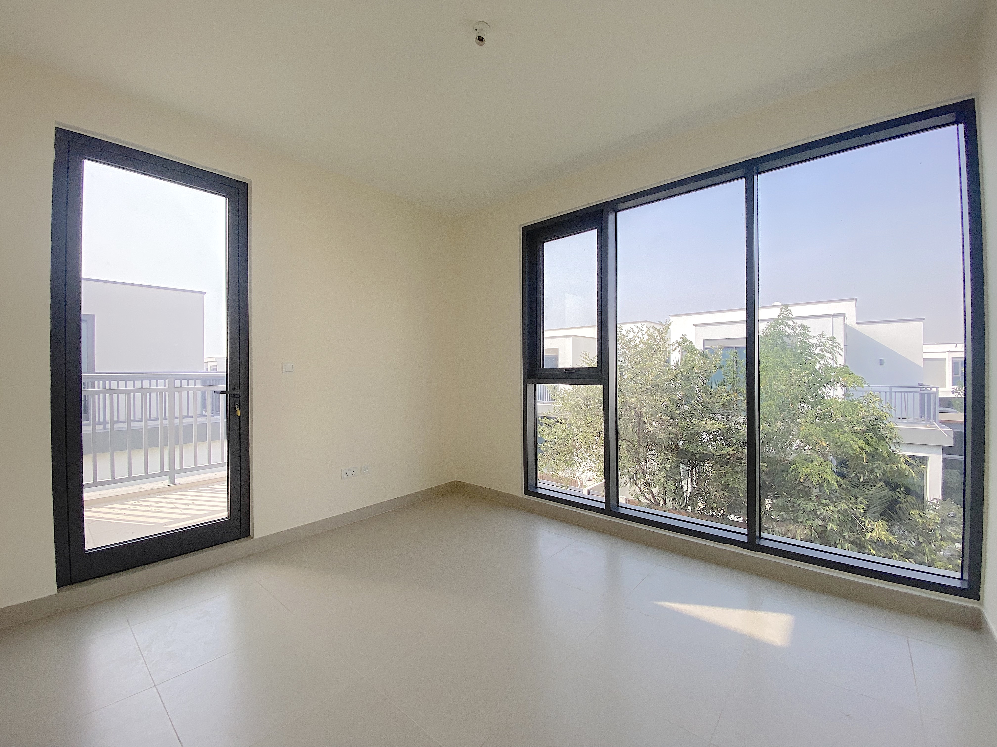 4 Bedrooms Townhouse in Maple 3