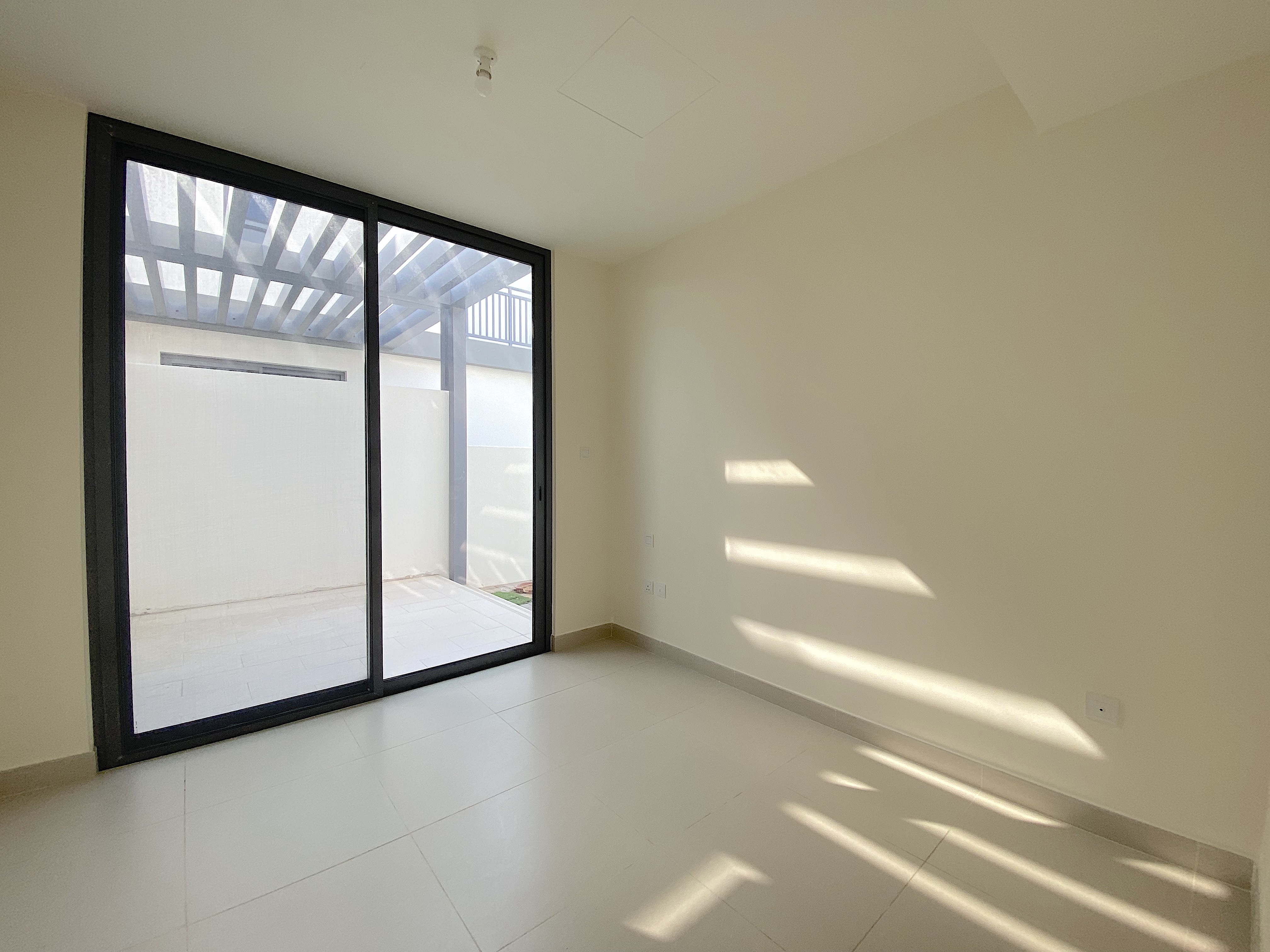 4 Bedrooms Townhouse in Maple 3