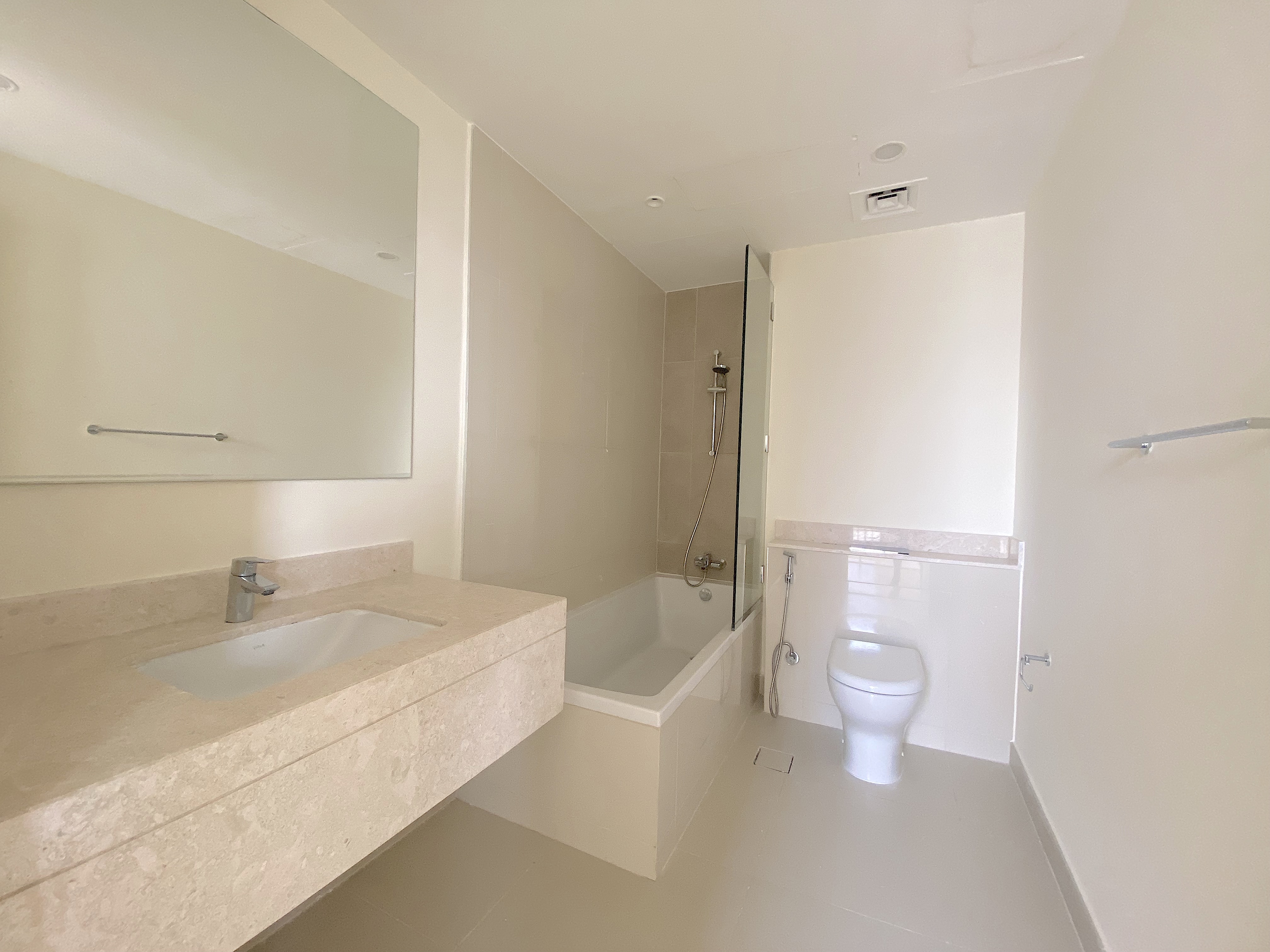 4 Bedrooms Townhouse in Maple 3