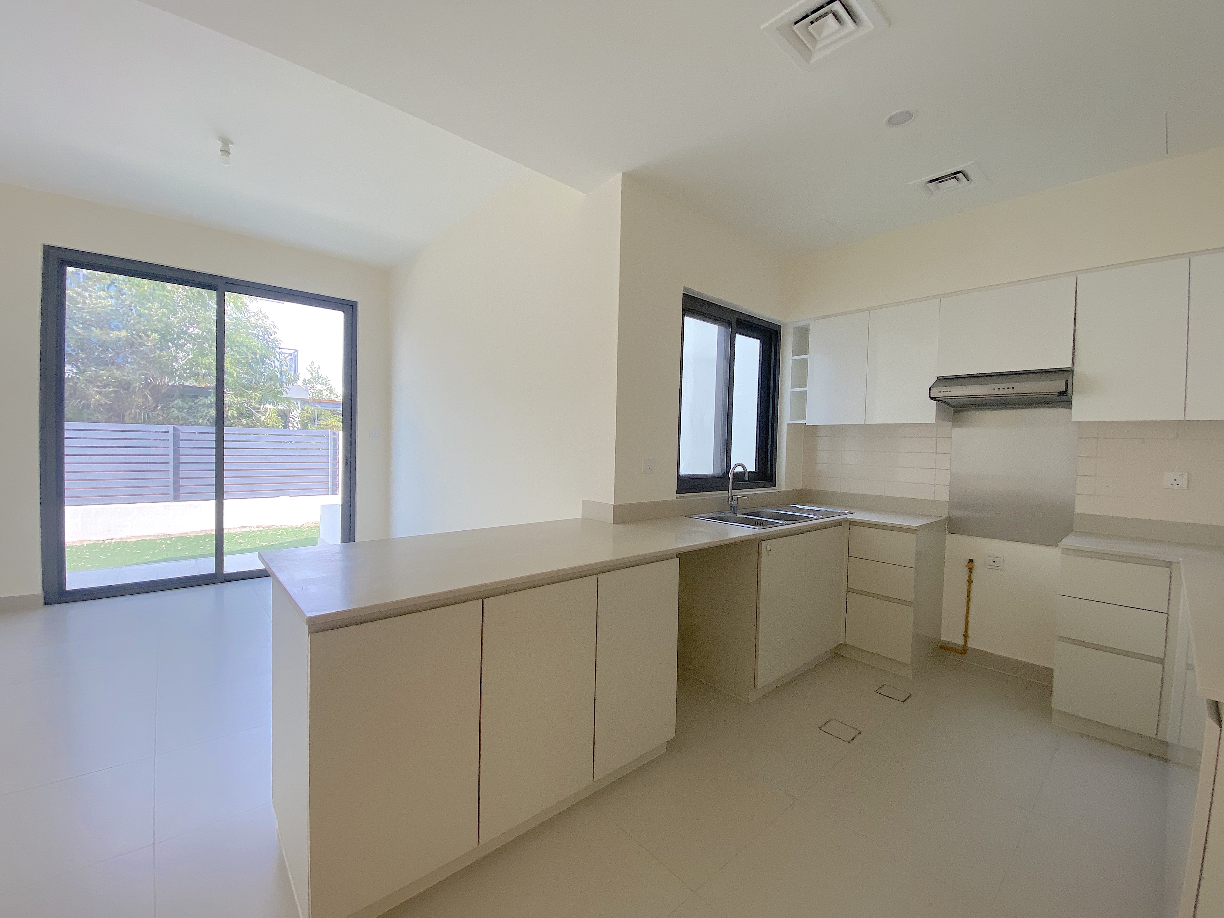 4 Bedrooms Townhouse in Maple 3