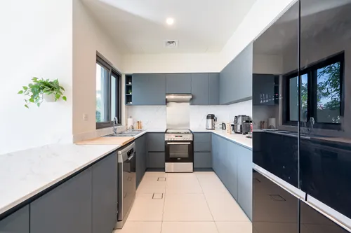 4 Bedrooms Townhouse in Maple 3