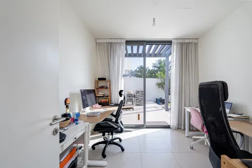 4 Bedrooms Townhouse in Maple 3