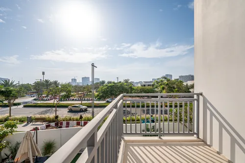 4 Bedrooms Townhouse in Maple 3