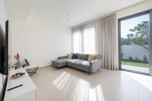 4 Bedrooms Townhouse in Maple 3