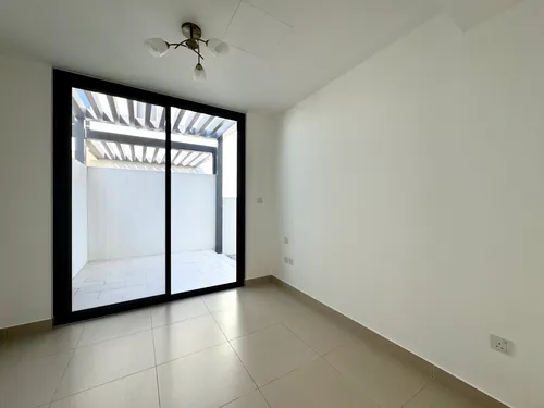 4 Bedrooms Townhouse in Maple 3