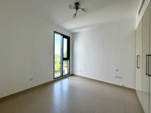 4 Bedrooms Townhouse in Maple 3