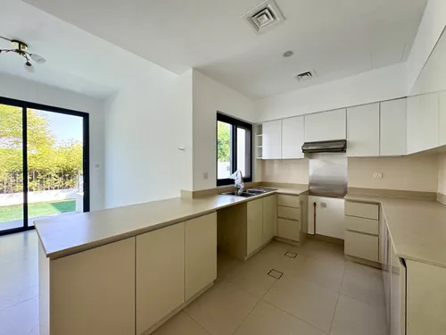 4 Bedrooms Townhouse in Maple 3