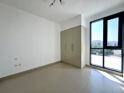 4 Bedrooms Townhouse in Maple 3