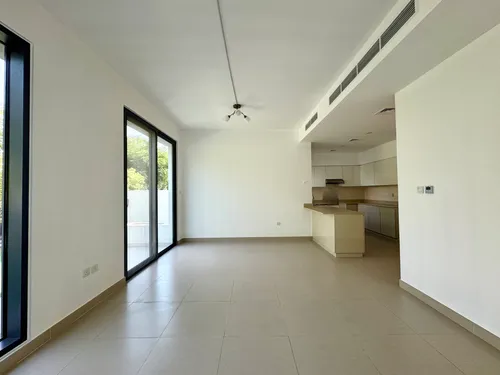 4 Bedrooms Townhouse in Maple 3