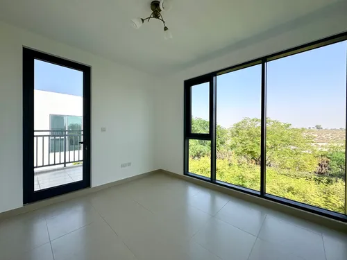 4 Bedrooms Townhouse in Maple 3