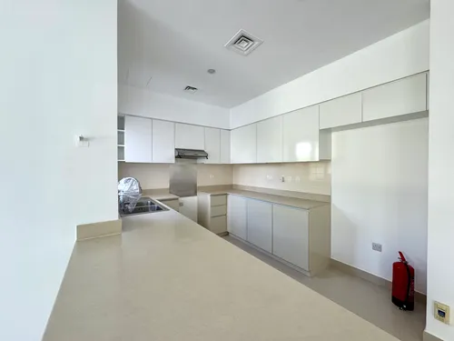 4 Bedrooms Townhouse in Maple 3