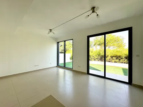 4 Bedrooms Townhouse in Maple 3
