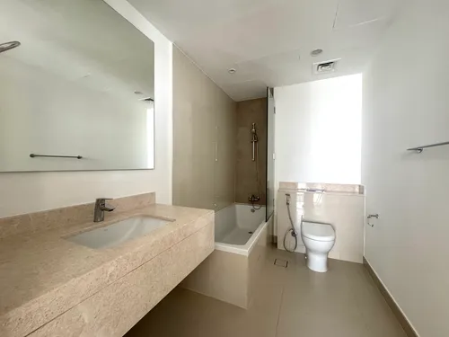 4 Bedrooms Townhouse in Maple 3