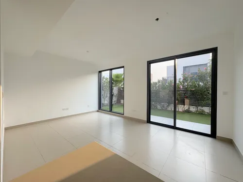 4 Bedrooms Townhouse in Maple 3