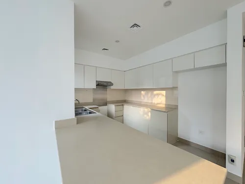 4 Bedrooms Townhouse in Maple 3