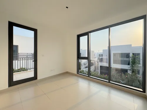 4 Bedrooms Townhouse in Maple 3